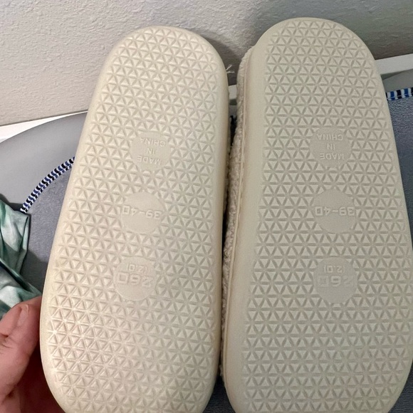 Size 7 Disney Slippers. NEW 🐯🎥 - Picture 2 of 3